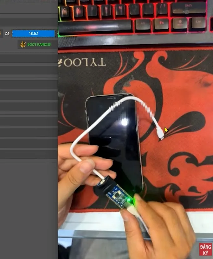 Đưa iPhone vào chế độ DFU cắm mạch RP2350 vào máy tính chờ nạp dữ liệu