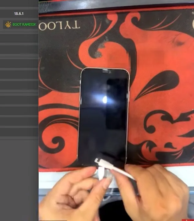 Đảo qua dây cắm iPhone vào máy tính sau khi nạp mạch RP2350